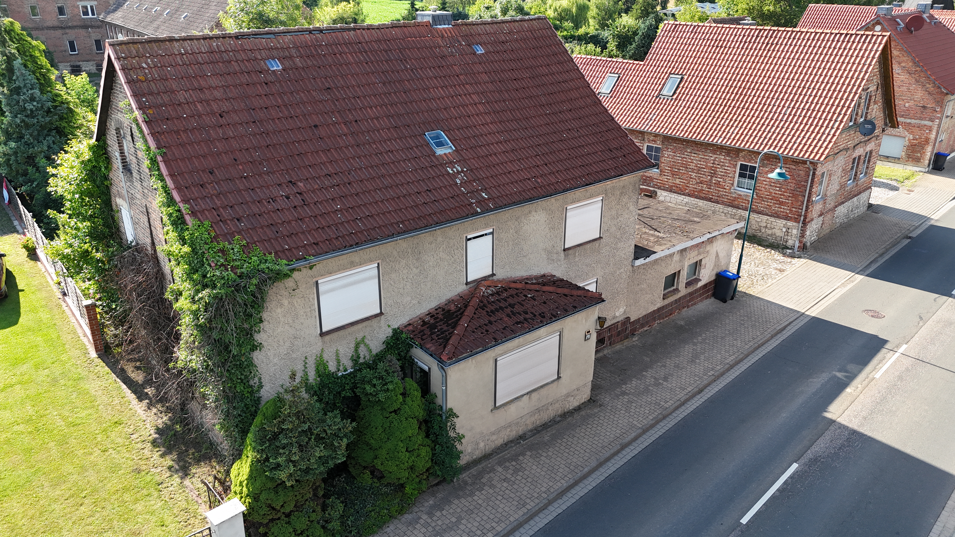 Mehrfamilienhaus mit 4 Garagen